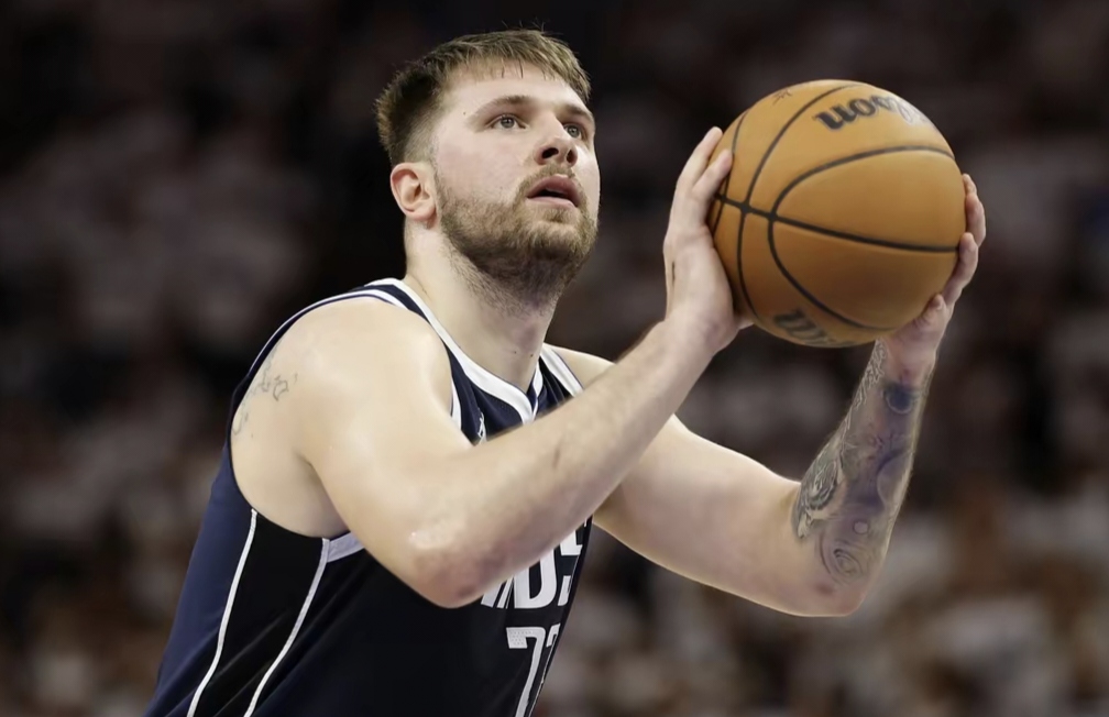 某队在对手进攻如火如荼时凭借防守赢得比赛