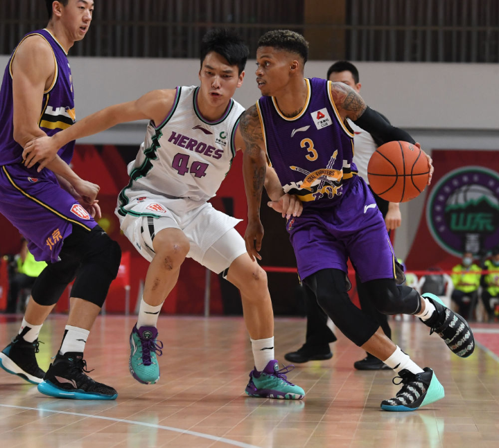 逆境中展现团队实力，士气高涨领先对手