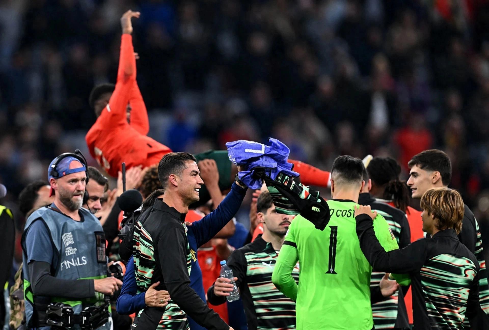 包含期待对决：葡萄牙队将与墨西哥队展开友谊赛角逐的词条