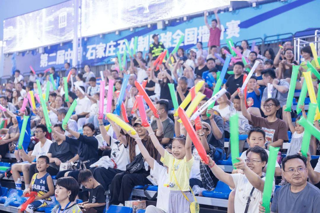 足球比赛中场休息时引发观众热议 足球比赛中场休息时引发观众热议