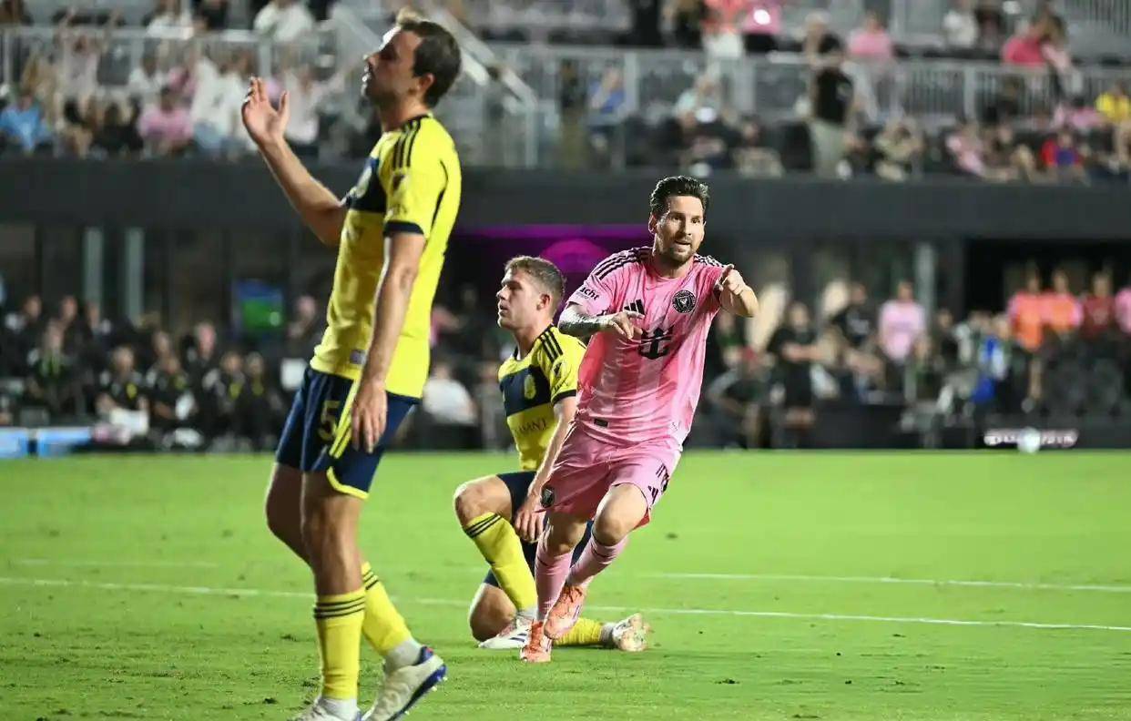 一支低迷的球队在最新一轮比赛中取得突破性的胜利的简单介绍