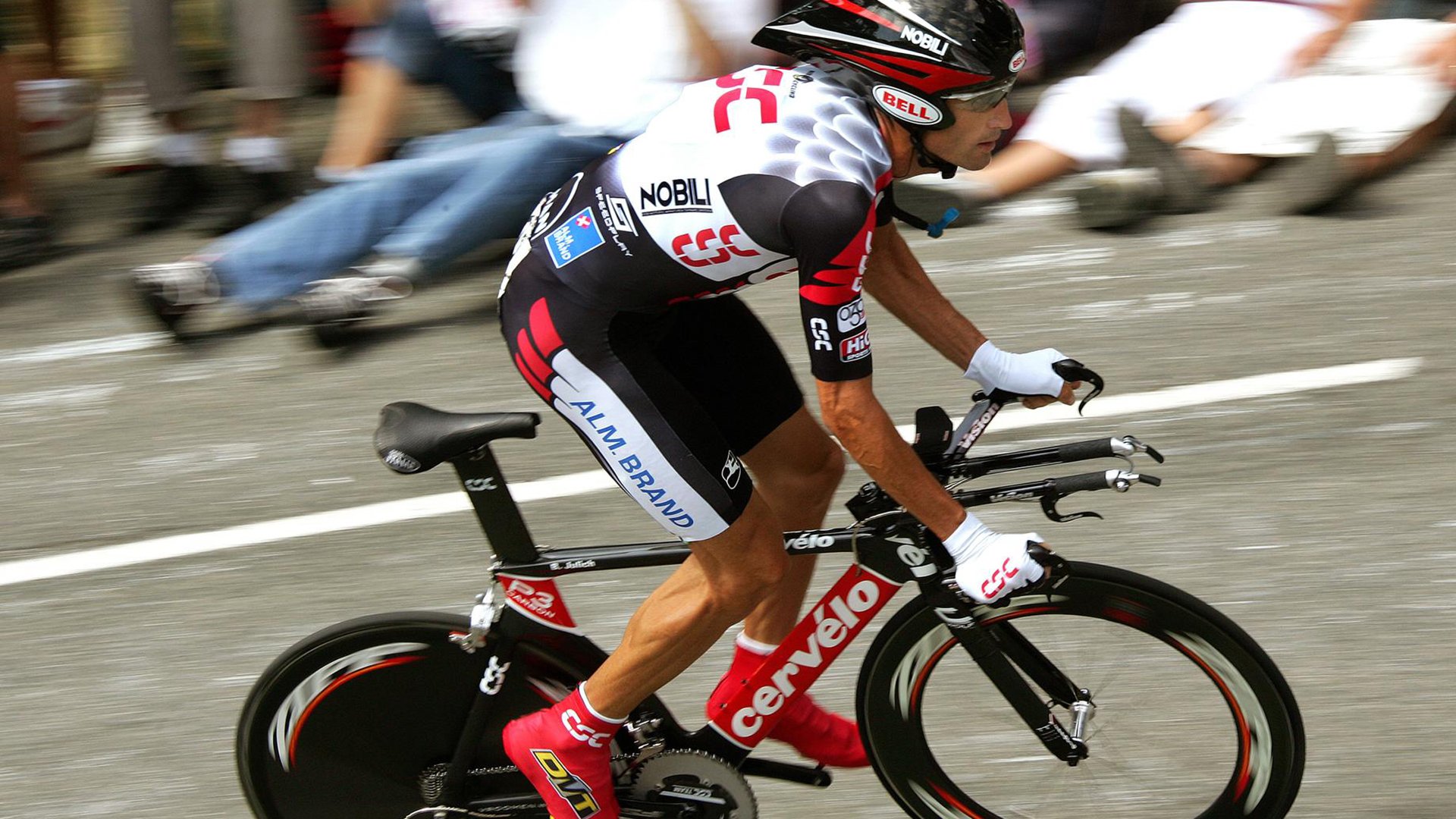 赛道与绿茵的交响，当F1年度争冠焦点战遇上AC米兰险胜曼城